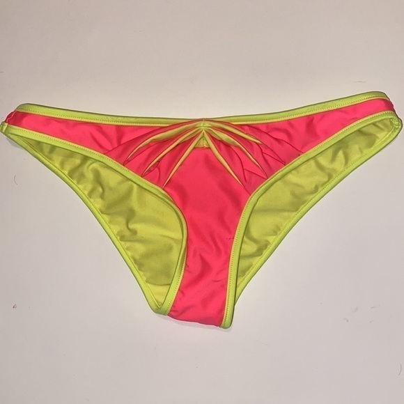 Beach Bunny Lunar Bikini Set size medium - Picture 7 of 16
